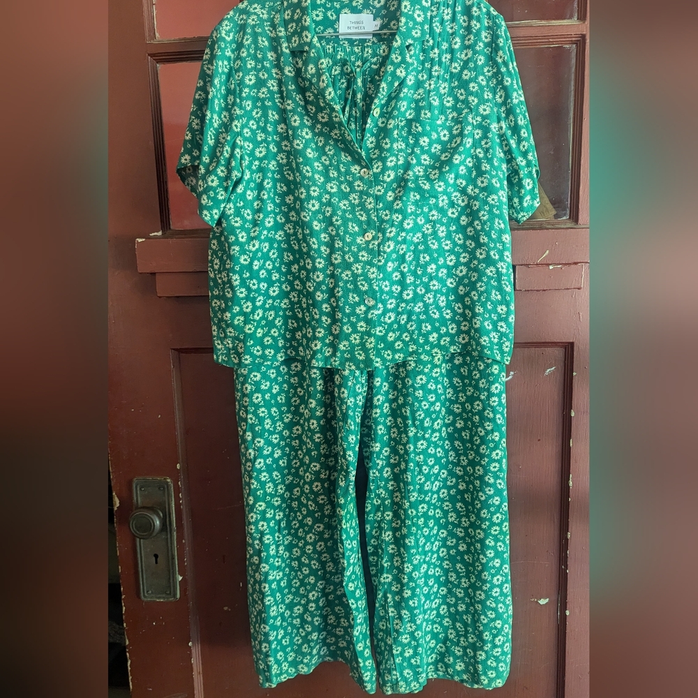 Things Between matched green daisy print set